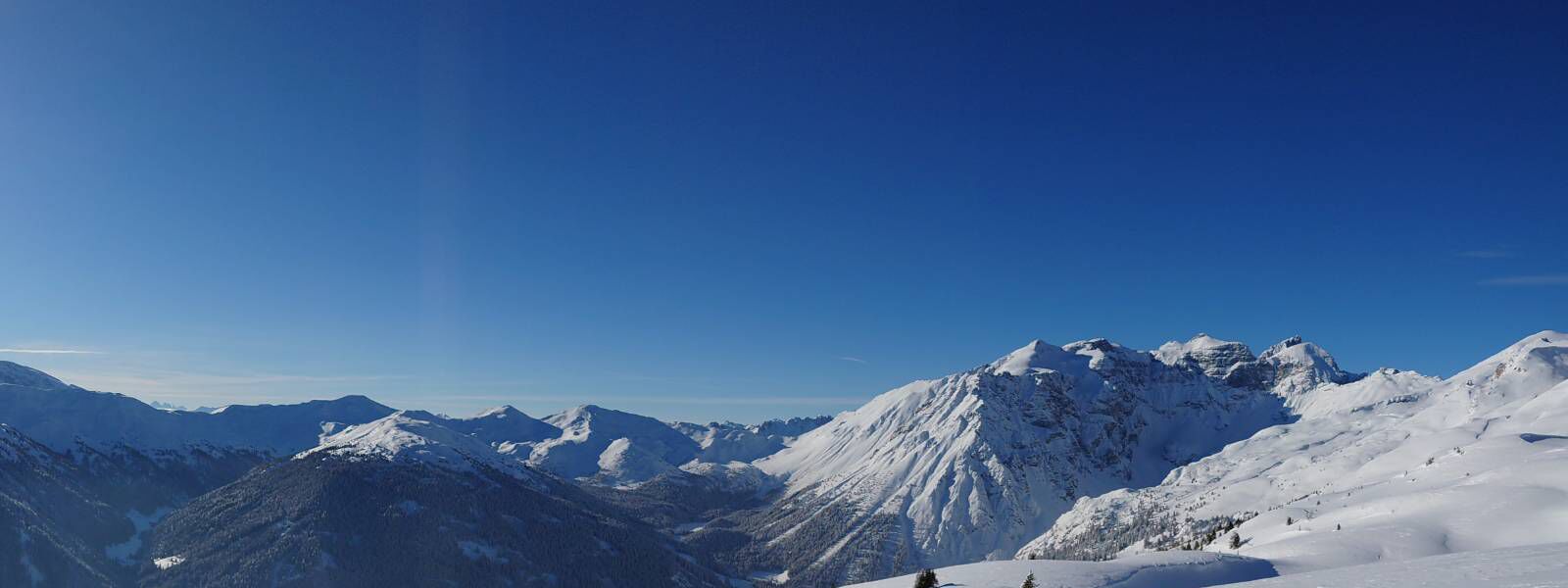 Blick über die verschneiten Berge rund um Innsbruck